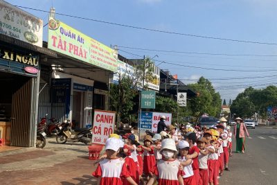 Hoạt động trải nghiệm tham quan trường tiểu học của các bé lớp 5 tuổi thật vui và ý nghĩa