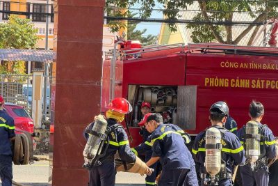 Trường Mầm Non Măng Non đến thăm và chúc Tết buôn kết nghĩa Tơng Kroa.